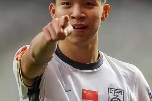 王钰栋拒绝了德甲豪门合同！月薪3000到5000欧元，王钰栋父亲：踢不上球，去欧洲做什么？