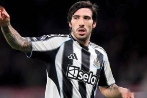 欧洲豪门疯抢！托纳利手握离队特权，曼联领跑但天价转会费成最大难题