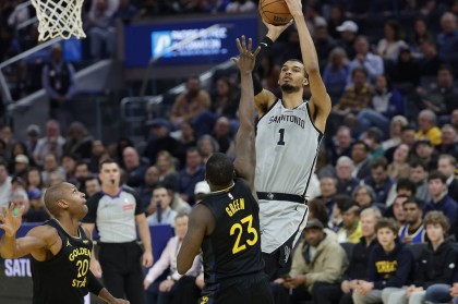 文班亚马26+9福克斯27+8 马刺擒勇士6连胜